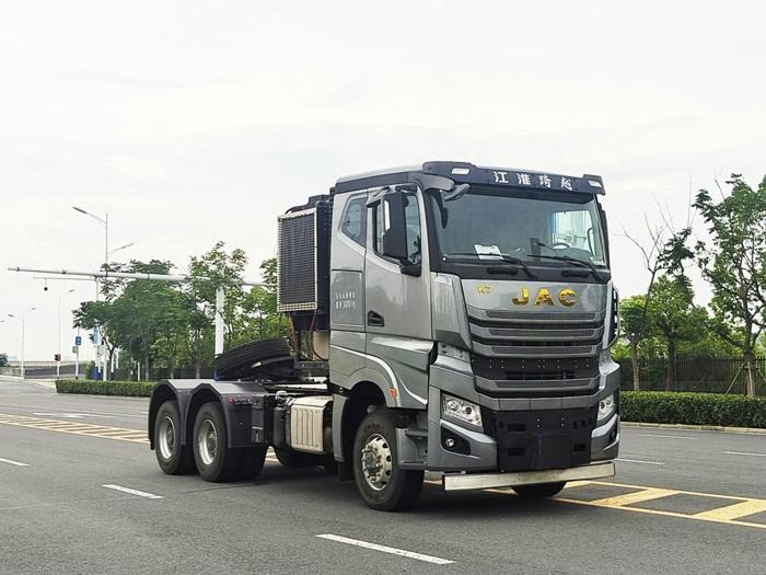 江淮柴油牵引车，配奔驰发动机.jpg