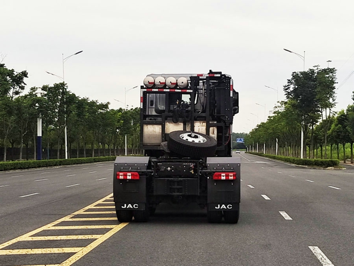 江淮柴油牵引车，配奔驰发动机2.jpg