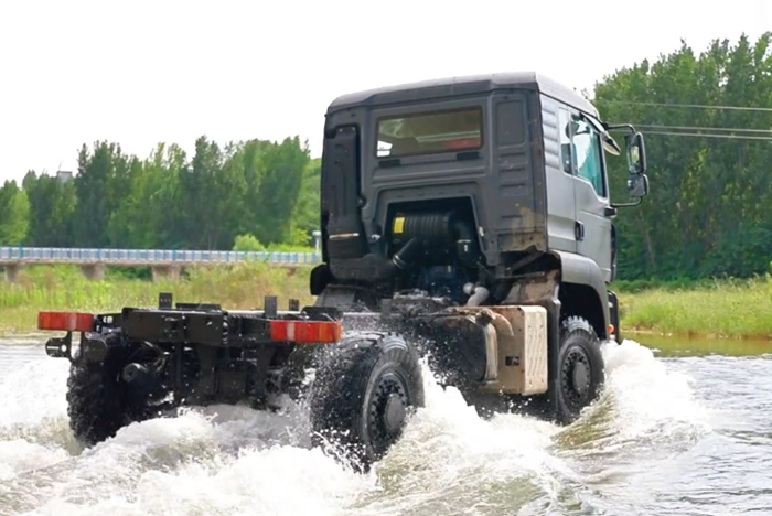 中国重汽豪沃中型4×4独立悬架越野车：荒野主宰，肆意驰骋！3.png